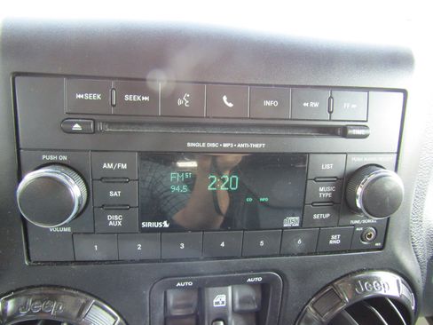 Used 2017 Jeep Wrangler Unlimited Sahara AWD/4WD image 27