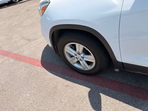 Used 2018 Chevrolet Trax LT w/ LT Convenience Package FWD image 24