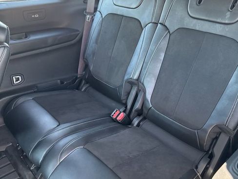 Used 2023 Jeep Grand Cherokee L Laredo image 14