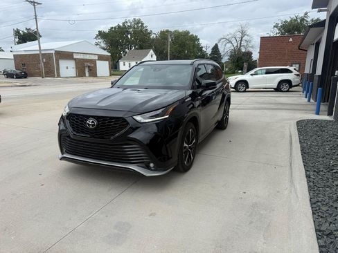 Used 2021 Toyota Highlander XSE AWD/4WD image 3