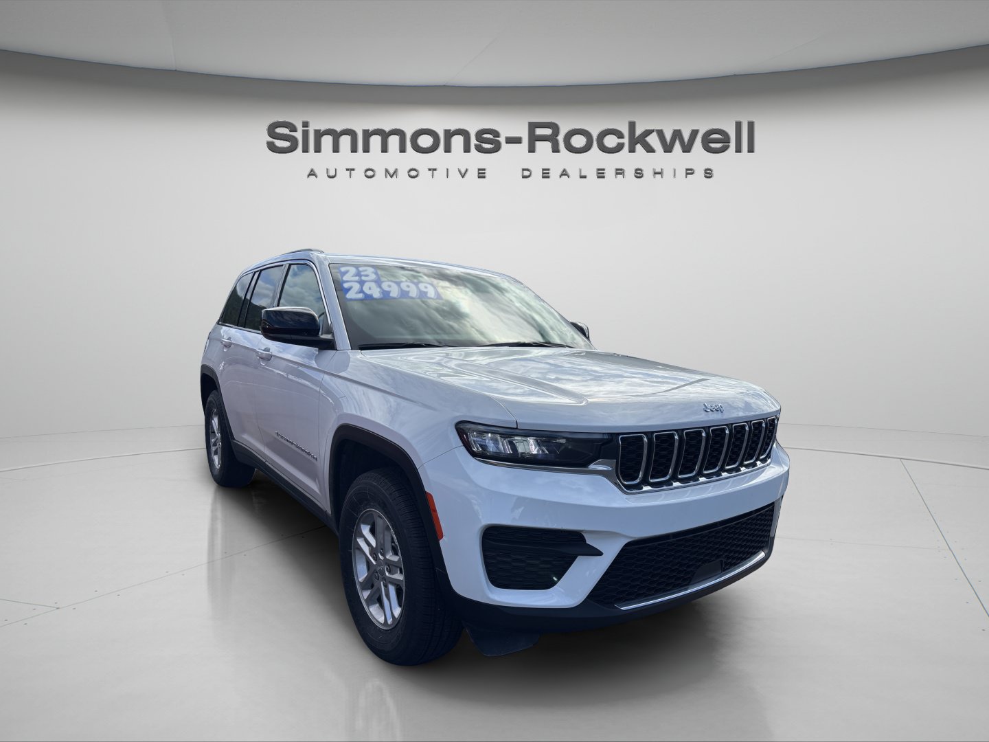 Used 2023 Jeep Grand Cherokee Laredo w/ Luxury Tech Group I AWD/4WD image 5