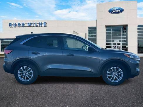 Used 2022 Ford Escape SE image 2