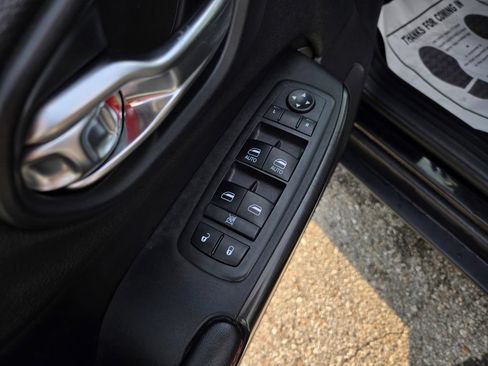Used 2019 Jeep Cherokee Trailhawk AWD/4WD image 12