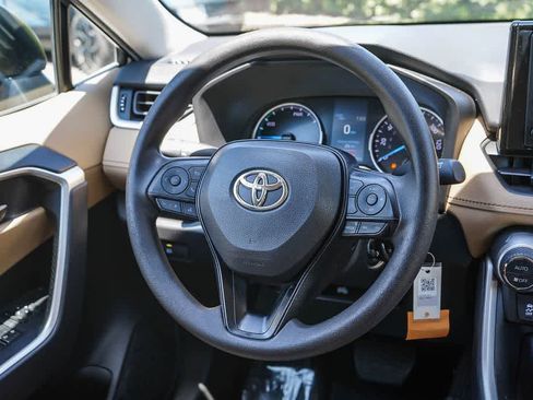 Used 2022 Toyota RAV4 LE AWD/4WD image 13