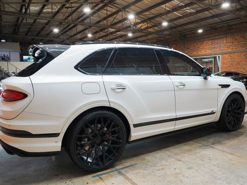 Used 2022 Bentley Bentayga AWD/4WD image 17
