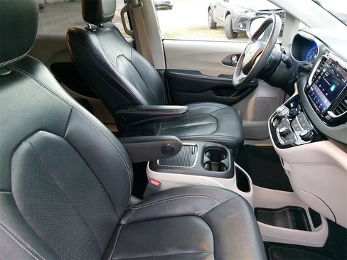 Used 2022 Chrysler Pacifica Touring-L image 10