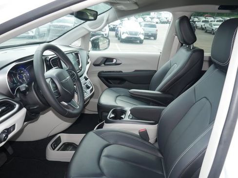 Used 2024 Chrysler Pacifica Touring-L FWD image 2