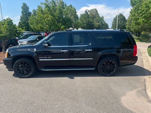 Used 2012 Cadillac Escalade ESV Luxury AWD/4WD image 2