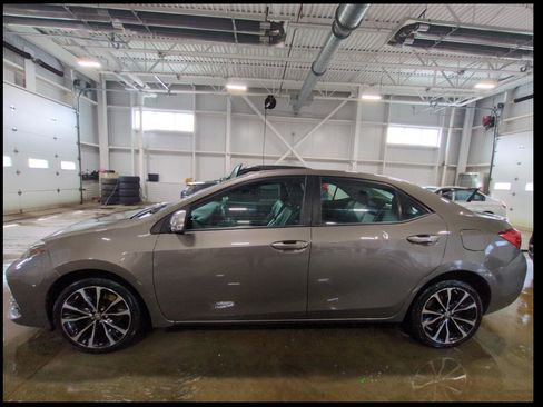 Used 2017 Toyota Corolla SE w/ SE Premium Package image 2