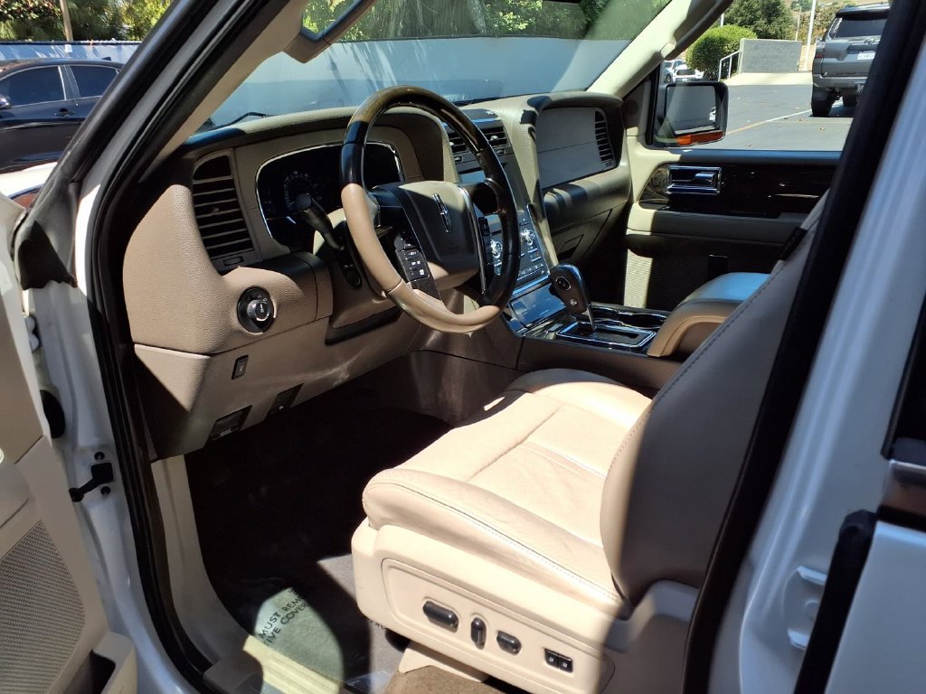 Used 2015 Lincoln Navigator 2WD image 15