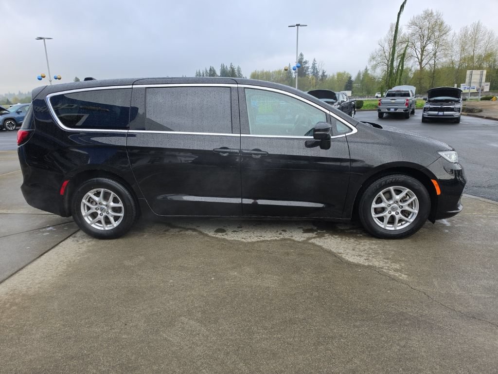 Used 2024 Chrysler Pacifica Touring-L FWD image 7