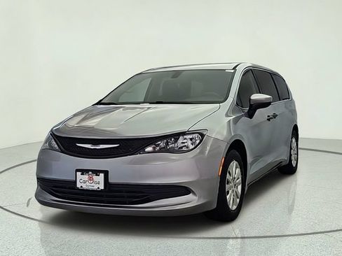 Used 2020 Chrysler Voyager L FWD image 2