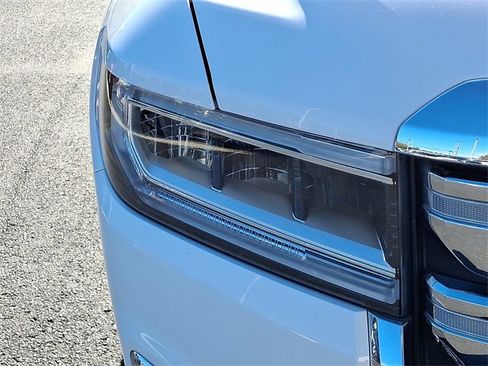 Used 2023 GMC Acadia SLE image 9