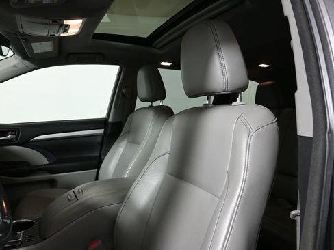 Used 2017 Toyota Highlander XLE AWD/4WD image 5