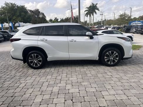Used 2024 Toyota Highlander XLE FWD image 14