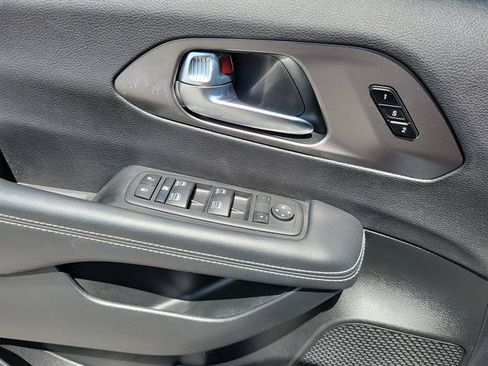 Used 2025 Chrysler Pacifica Select FWD image 6
