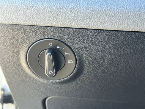 Used 2022 Volkswagen Taos SE image 16