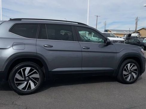 Used 2025 Volkswagen Atlas SE image 2