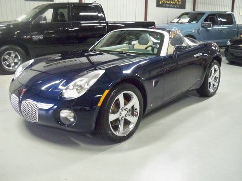 Used 2007 Pontiac Solstice Convertible w/ Premium Package image 1