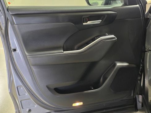 Used 2023 Toyota Highlander XLE FWD image 21
