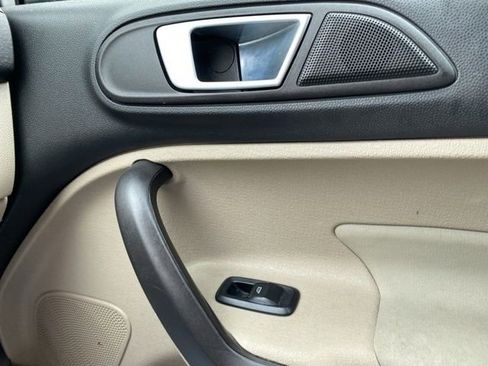 Used 2014 Ford Fiesta SE image 32