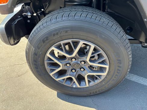 Used 2025 Jeep Wrangler Unlimited Sahara AWD/4WD image 25