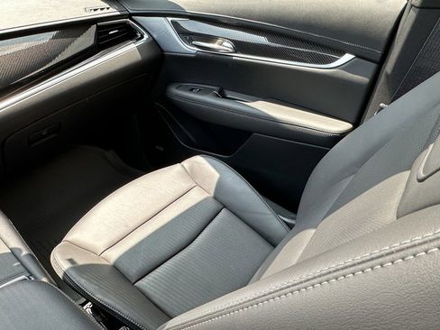 Used 2025 Cadillac XT6 Sport w/ Technology Package image 24