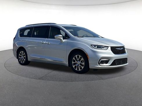 Used 2024 Chrysler Pacifica Pinnacle FWD image 8