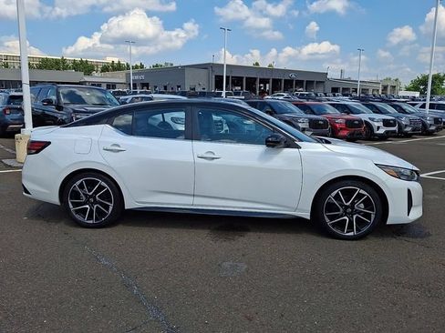 Used 2025 Nissan Sentra SR w/ SR Premium Package FWD image 5