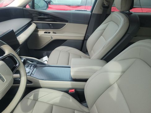 Certified 2025 Lincoln Nautilus Premier AWD/4WD image 8