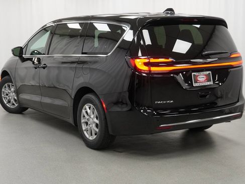New 2026 Chrysler Pacifica Select image 13