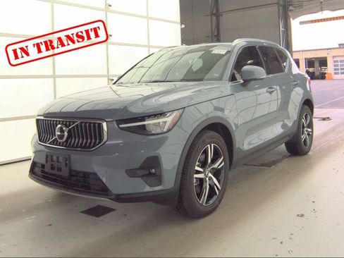 Used 2023 Volvo XC40 B5 Plus w/ Climate Package image 1
