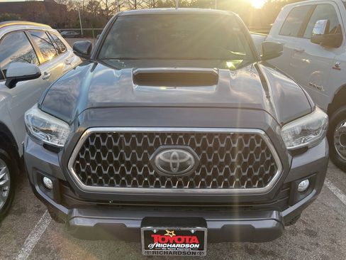 Used 2018 Toyota Tacoma TRD Sport w/ Technology Package image 2