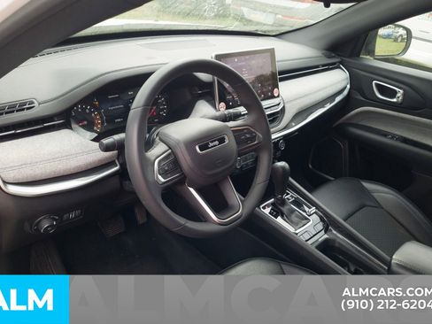 Used 2024 Jeep Compass Latitude image 5