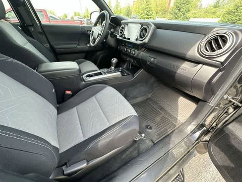 Used 2022 Toyota Tacoma TRD Off-Road w/ Technology Package AWD/4WD image 17