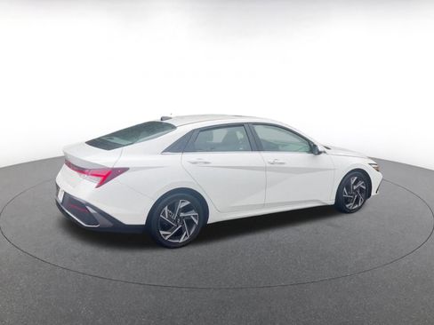 Used 2025 Hyundai Elantra SEL FWD image 14