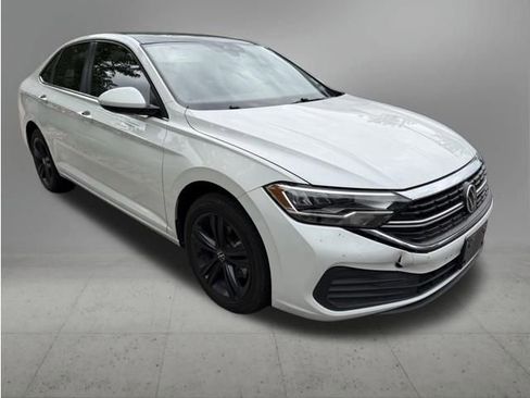 Used 2022 Volkswagen Jetta SE FWD image 3