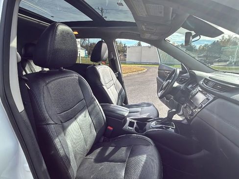 Used 2017 Nissan Rogue SL w/ SL Premium Package image 40