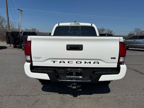 Used 2016 Toyota Tacoma TRD Sport w/ Towing Package image 5