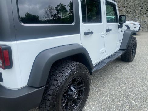 Used 2018 Jeep Wrangler Unlimited Sport S AWD/4WD image 27