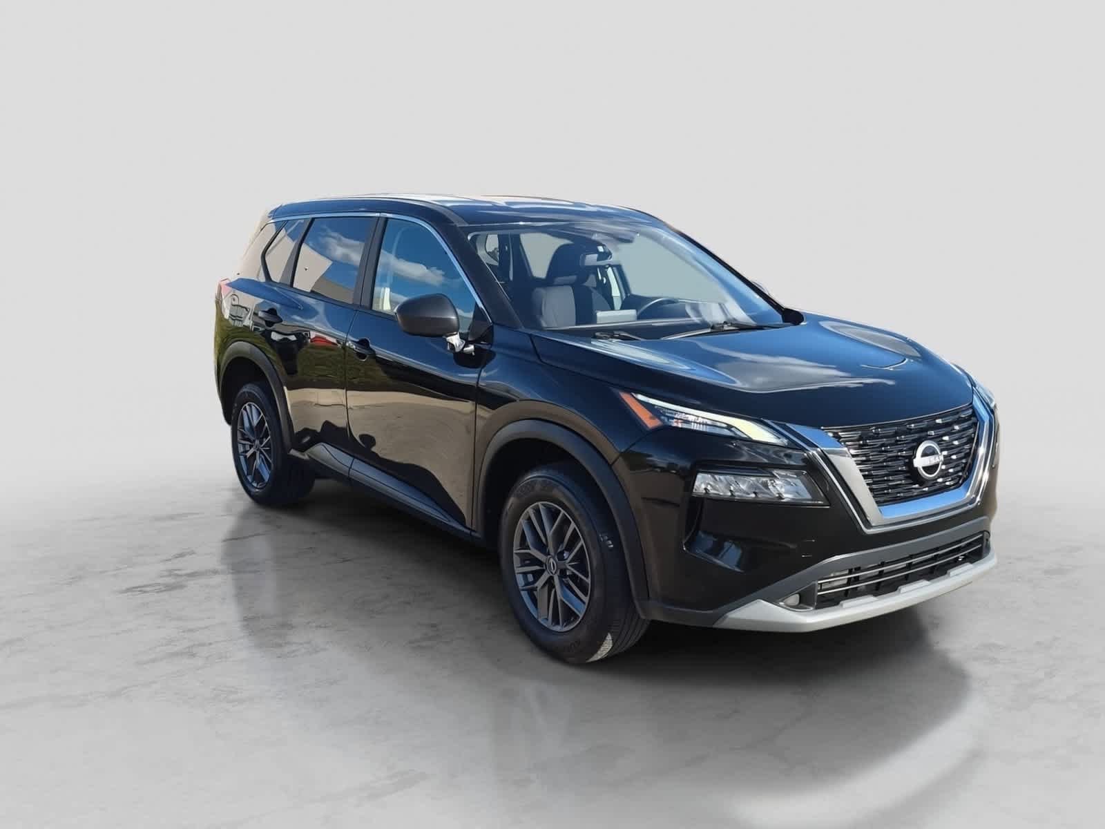 Used 2023 Nissan Rogue S FWD image 2