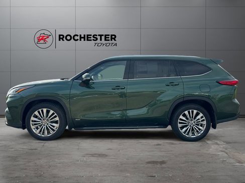 Used 2023 Toyota Highlander Platinum AWD/4WD image 2