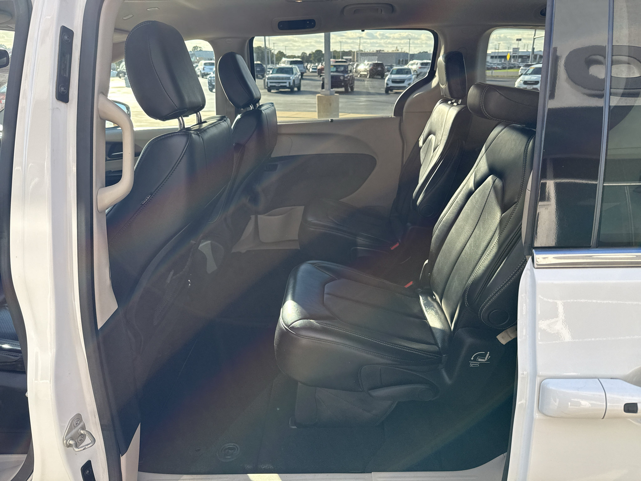 Used 2020 Chrysler Voyager Lxi FWD image 16