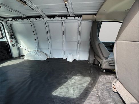Used 2017 Chevrolet Express 2500 RWD image 29