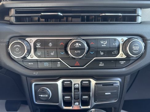 Used 2025 Jeep Wrangler Unlimited Sahara AWD/4WD image 27