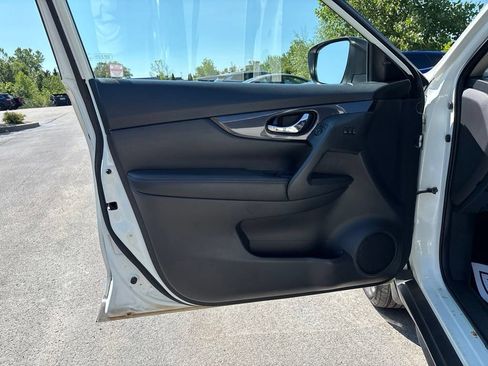 Used 2018 Nissan Rogue SV w/ Premium Package AWD/4WD image 17