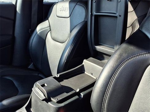 Used 2023 Jeep Cherokee Altitude Lux image 49