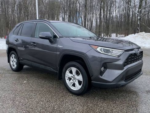 Used 2020 Toyota RAV4 XLE image 3