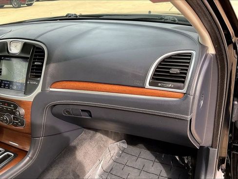 Used 2019 Chrysler 300 C w/ Safetytec Plus Group image 16