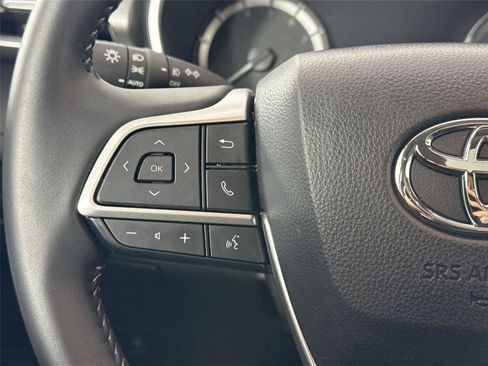 Certified 2025 Toyota Highlander XLE image 18